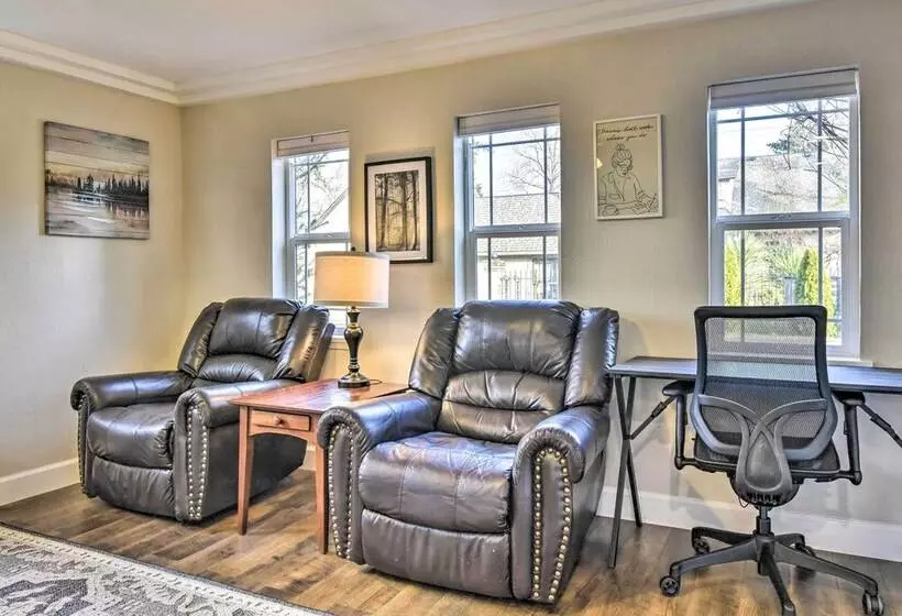 Well Appointed Milwaukie Home: Great Location