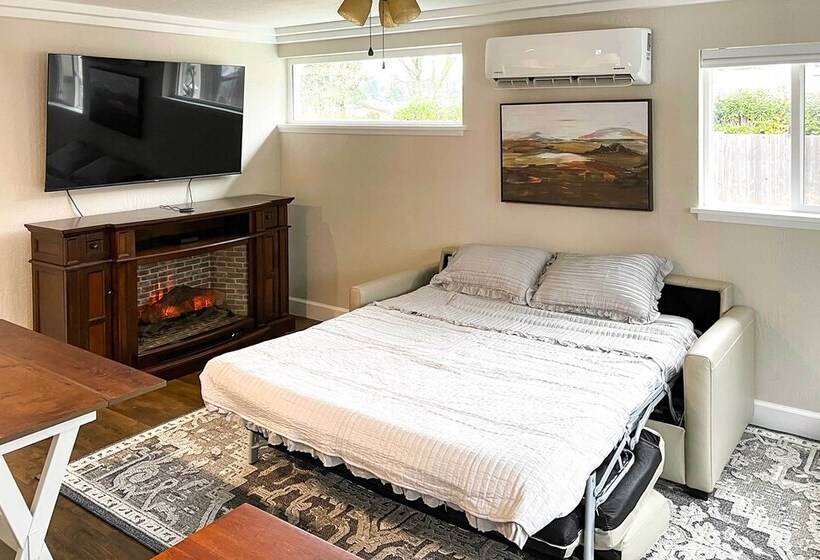 Well Appointed Milwaukie Home: Great Location