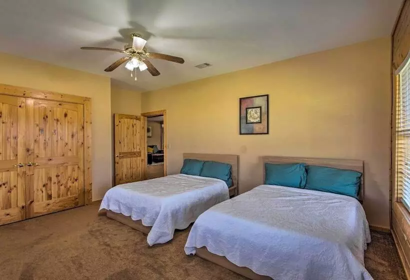 11 Acre Krum Cabin W/ Jungle Gym & Sand Volleyball