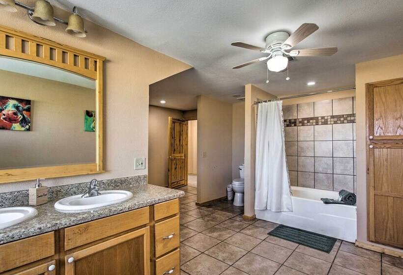 11 Acre Krum Cabin W/ Jungle Gym & Sand Volleyball