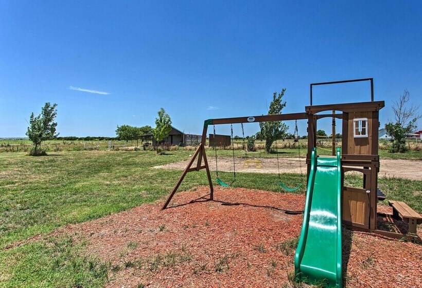 11 Acre Krum Cabin W/ Jungle Gym & Sand Volleyball