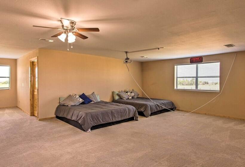 11 Acre Krum Cabin W/ Jungle Gym & Sand Volleyball