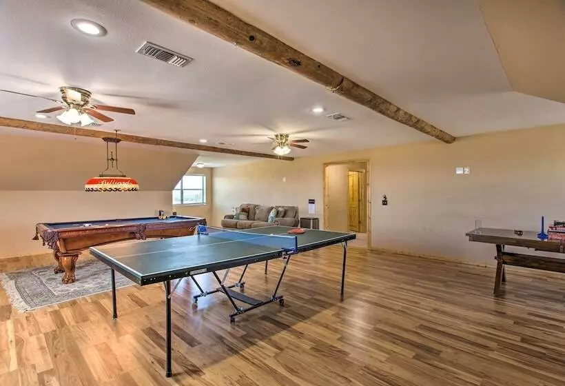 11 Acre Krum Cabin W/ Jungle Gym & Sand Volleyball