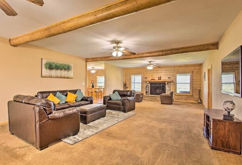 11 Acre Krum Cabin W/ Jungle Gym & Sand Volleyball