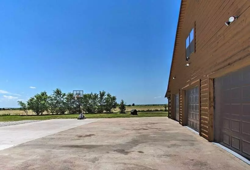 11 Acre Krum Cabin W/ Jungle Gym & Sand Volleyball