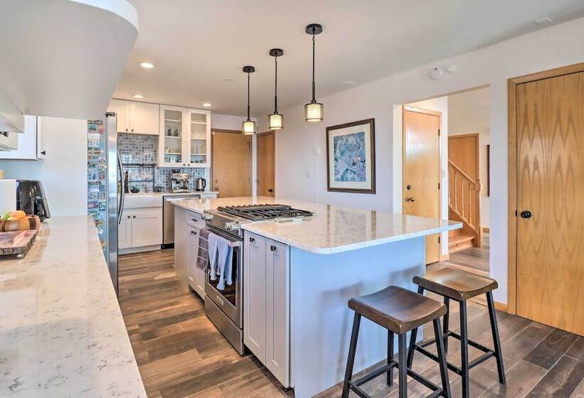 Albrightsville Home: Deck + Panoramic Valley View!