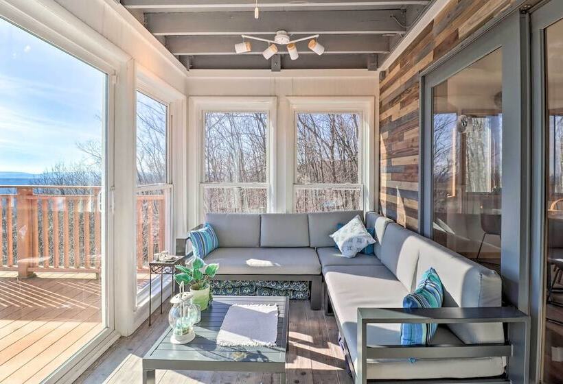 Albrightsville Home: Deck + Panoramic Valley View!