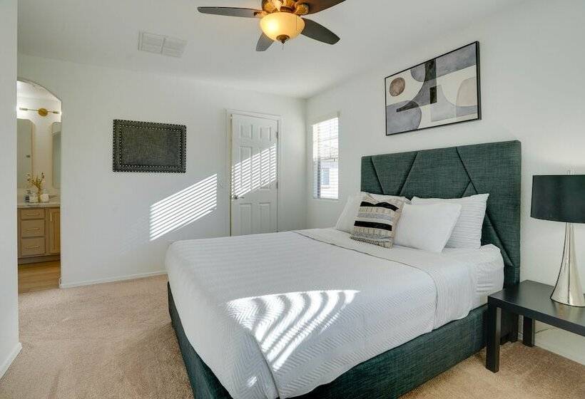 Bright Goodyear Home: Community Pool, Hot Tub