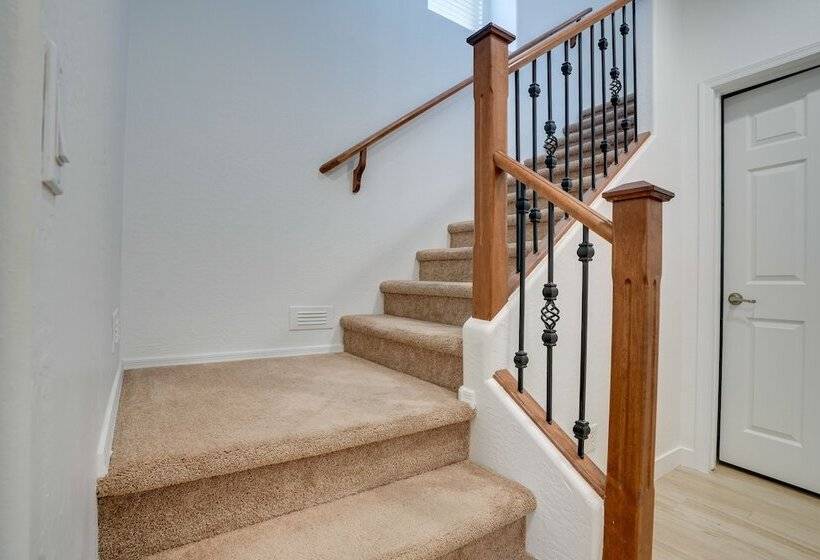 Bright Goodyear Home: Community Pool, Hot Tub