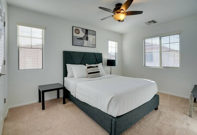 Bright Goodyear Home: Community Pool, Hot Tub