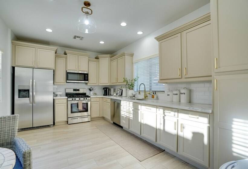 Bright Goodyear Home: Community Pool, Hot Tub