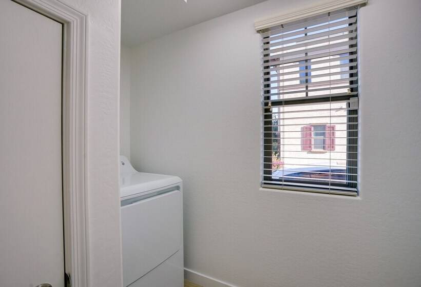 Bright Goodyear Home: Community Pool, Hot Tub