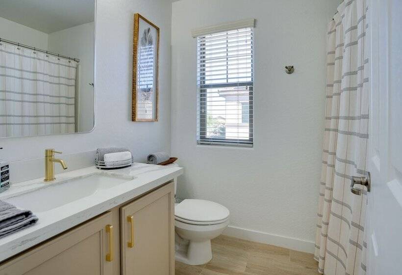 Bright Goodyear Home: Community Pool, Hot Tub