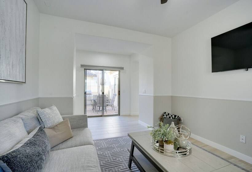 Bright Goodyear Home: Community Pool, Hot Tub