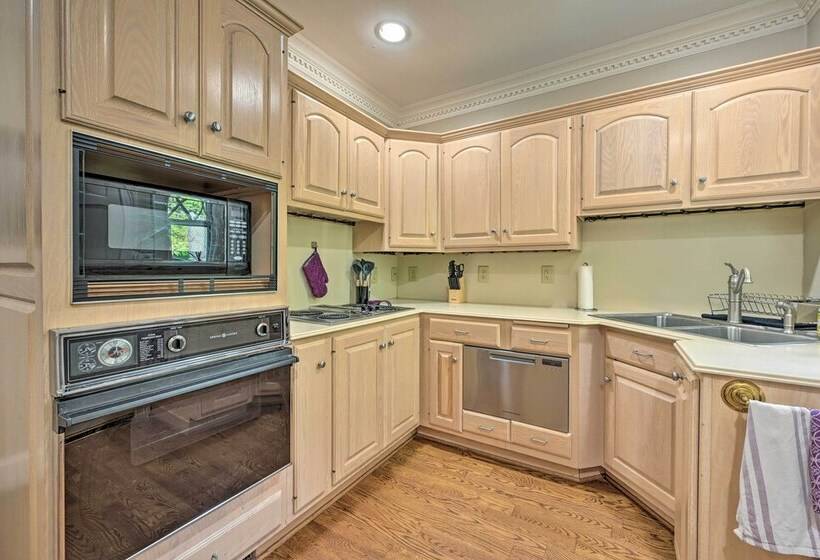 Bright Greensboro Escape ~ 1 Mi To Downtown