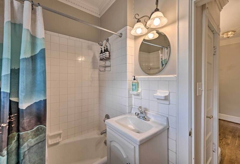 Bright Greensboro Escape ~ 1 Mi To Downtown