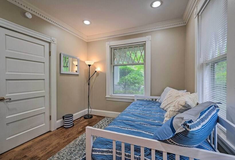 Bright Greensboro Escape ~ 1 Mi To Downtown