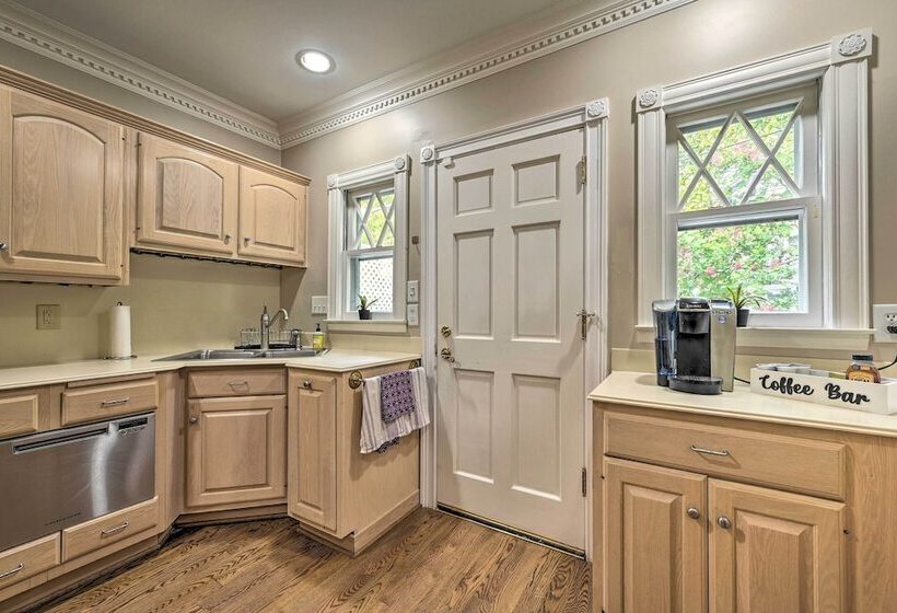 Bright Greensboro Escape ~ 1 Mi To Downtown