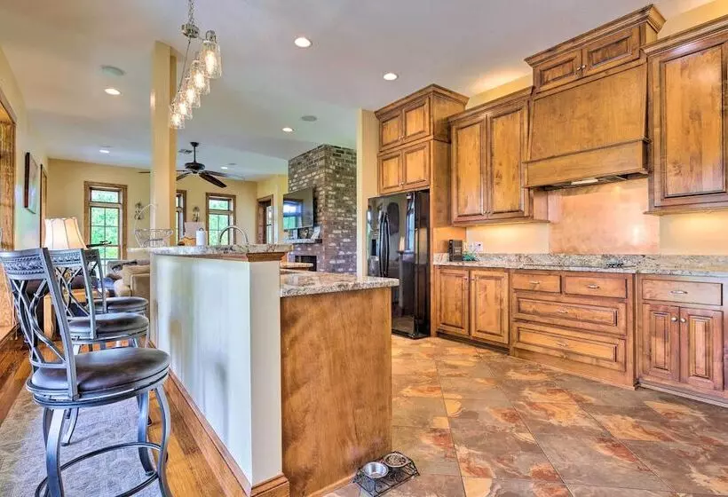 Bright Waveland Home   Walk To Beach Access!