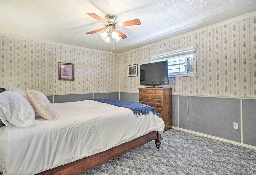 Charming Ingram Home W/ Yard & Furnished Patio!