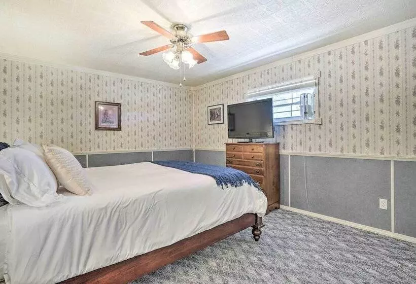 Charming Ingram Home W/ Yard & Furnished Patio!