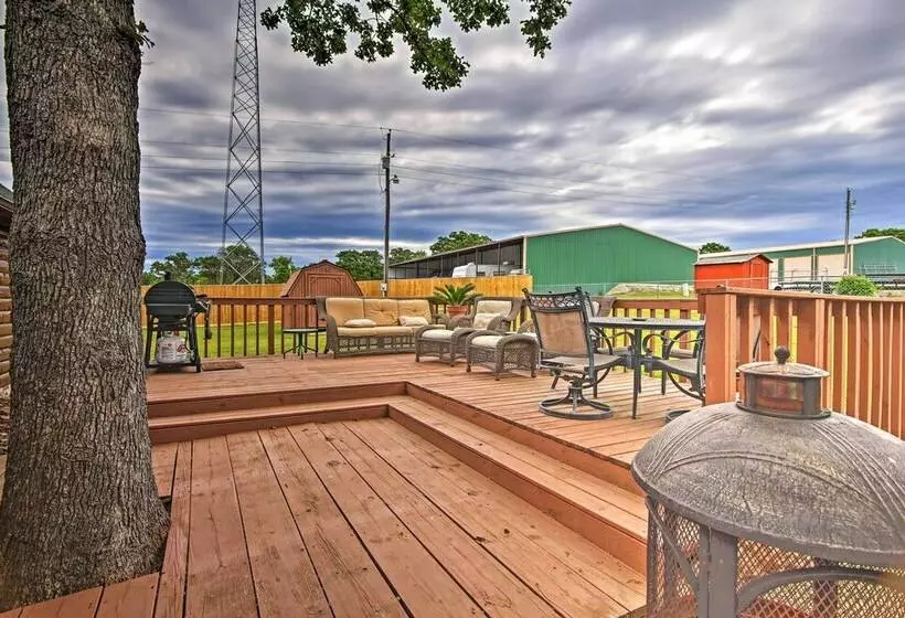 Charming Vian Retreat W/ Private Deck & Grills!