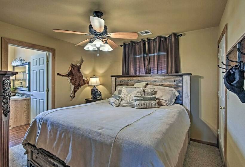 Charming Vian Retreat W/ Private Deck & Grills!