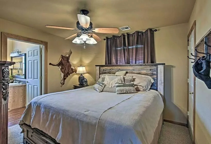 Charming Vian Retreat W/ Private Deck & Grills!