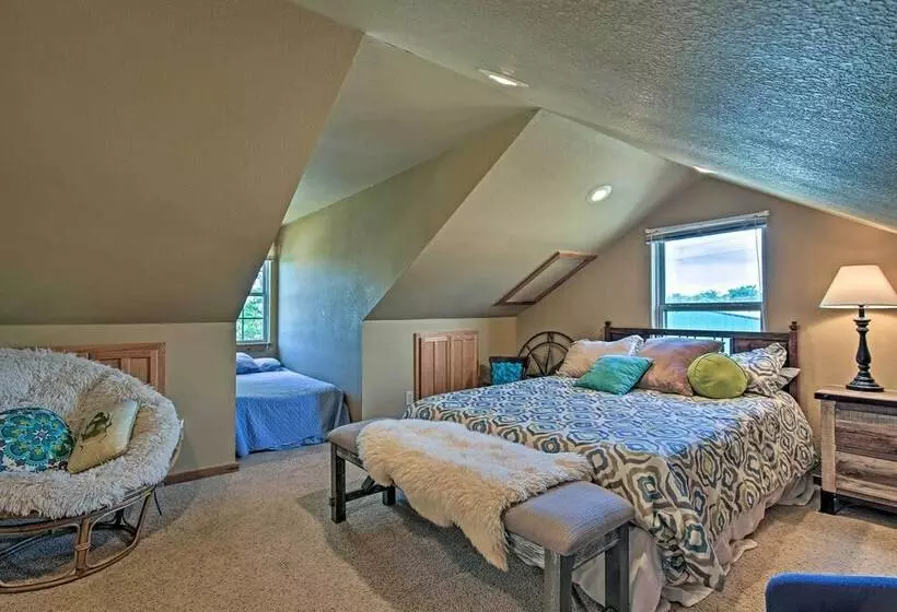 Charming Vian Retreat W/ Private Deck & Grills!