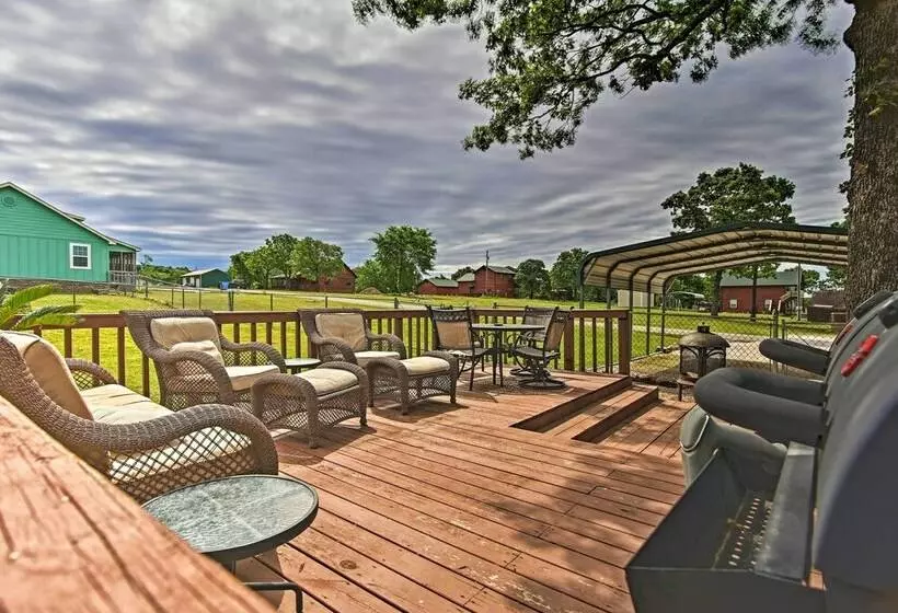 Charming Vian Retreat W/ Private Deck & Grills!
