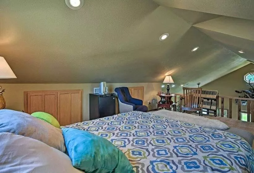 Charming Vian Retreat W/ Private Deck & Grills!