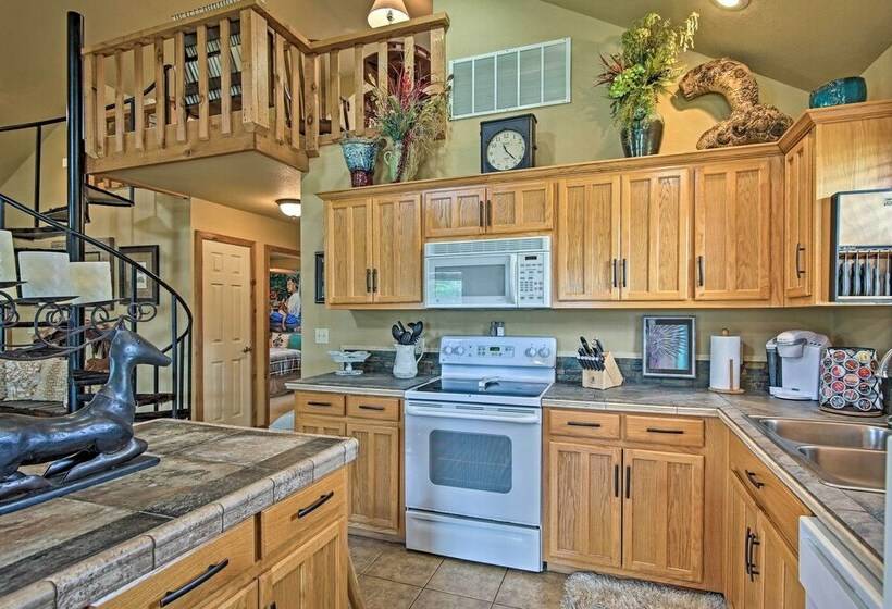 Charming Vian Retreat W/ Private Deck & Grills!
