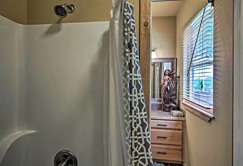 Charming Vian Retreat W/ Private Deck & Grills!