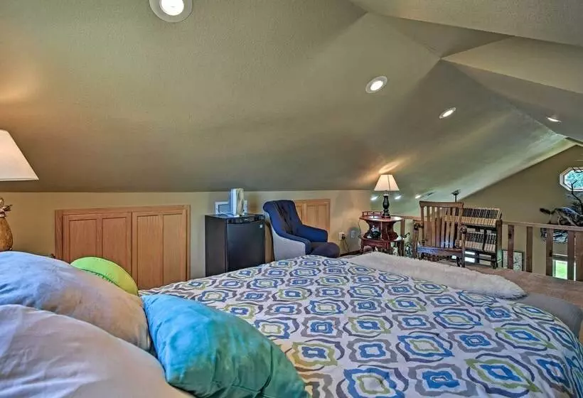 Charming Vian Retreat W/ Private Deck & Grills!