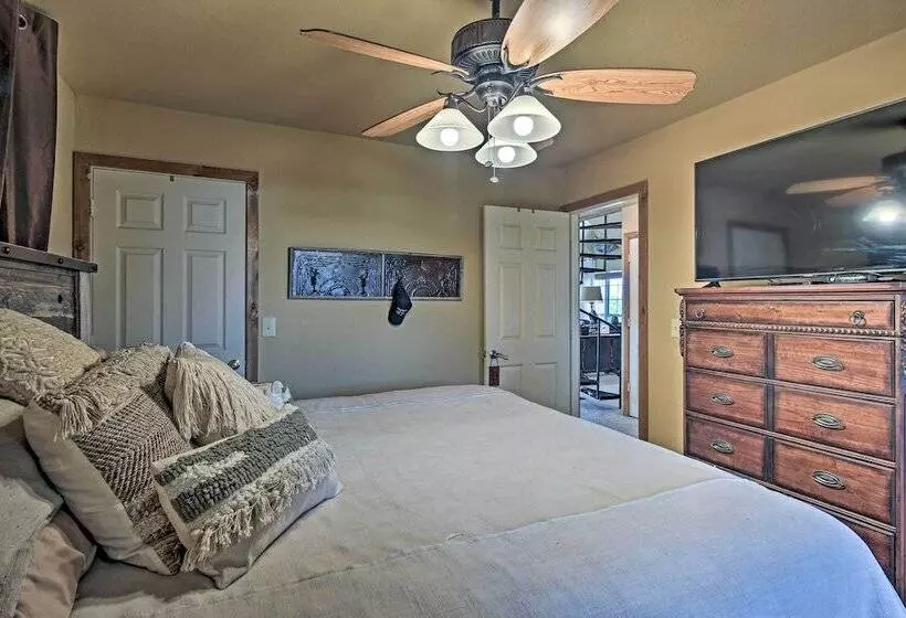 Charming Vian Retreat W/ Private Deck & Grills!