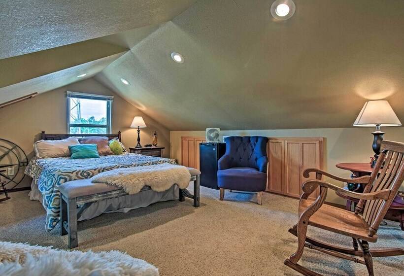 Charming Vian Retreat W/ Private Deck & Grills!