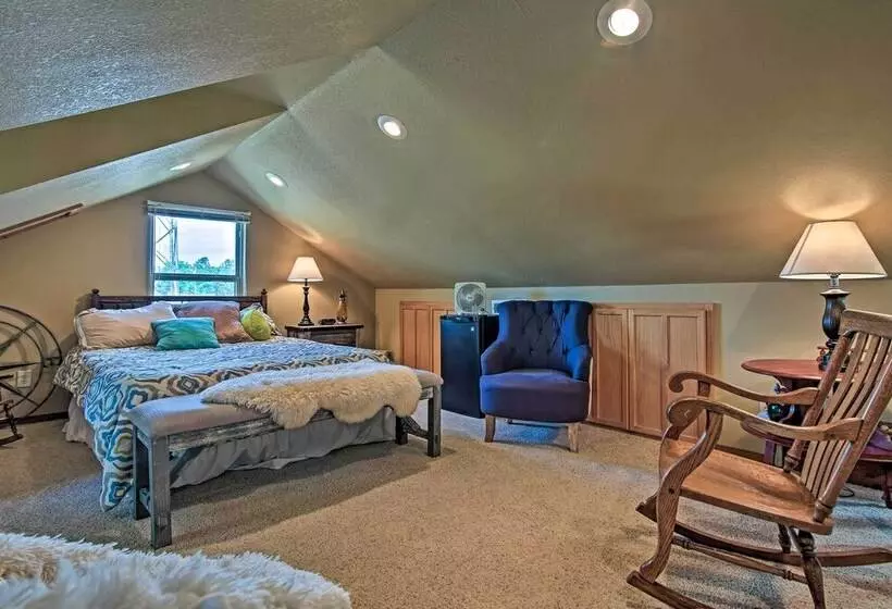 Charming Vian Retreat W/ Private Deck & Grills!