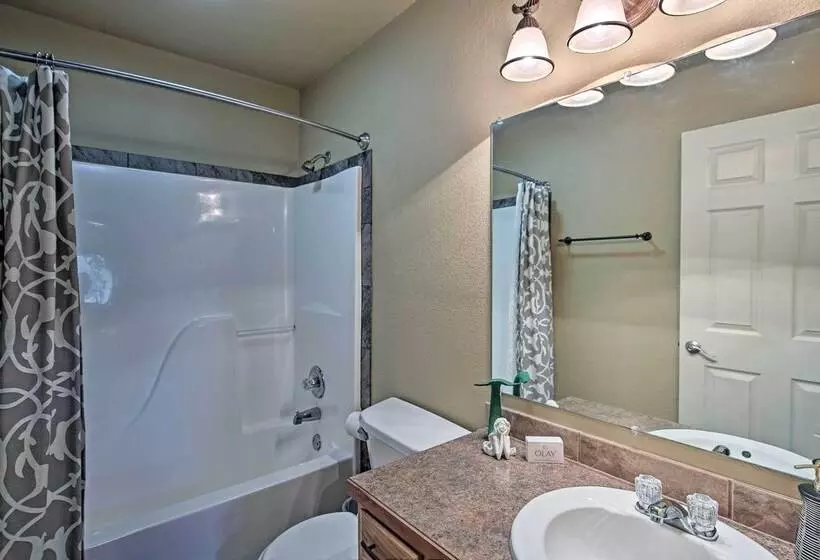 Charming Vian Retreat W/ Private Deck & Grills!