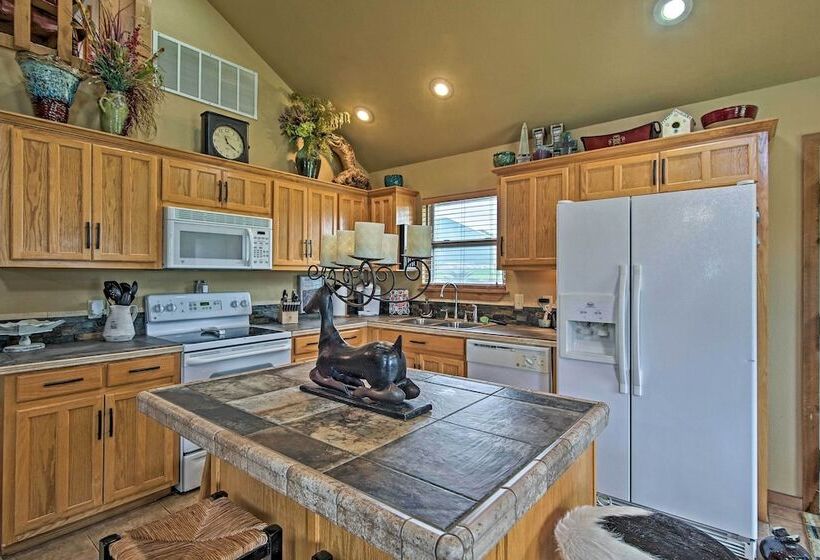 Charming Vian Retreat W/ Private Deck & Grills!