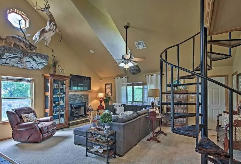 Charming Vian Retreat W/ Private Deck & Grills!