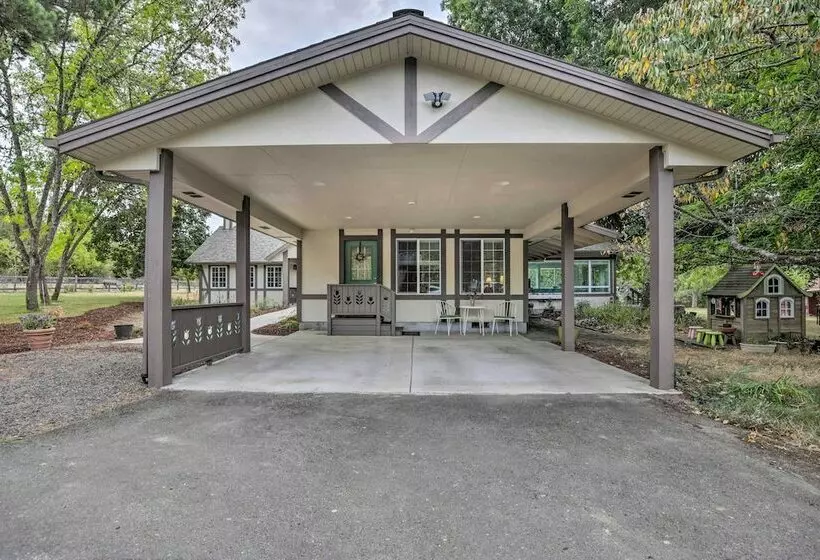 Cozy Cottage On Flower Farm W/ Baker Creek Views!