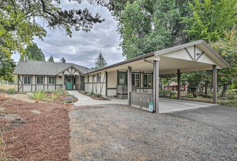 Cozy Cottage On Flower Farm W/ Baker Creek Views!
