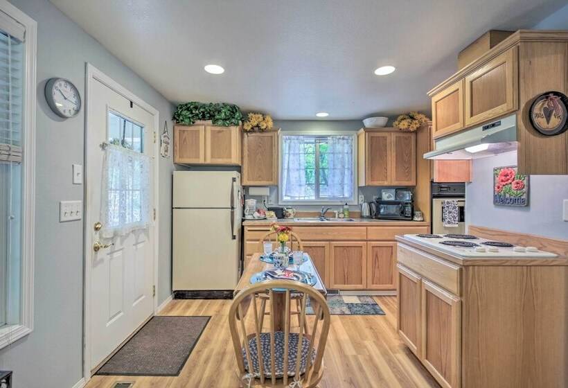 Cozy Cottage On Flower Farm W/ Baker Creek Views!