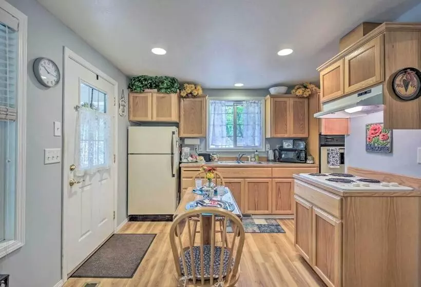 Cozy Cottage On Flower Farm W/ Baker Creek Views!
