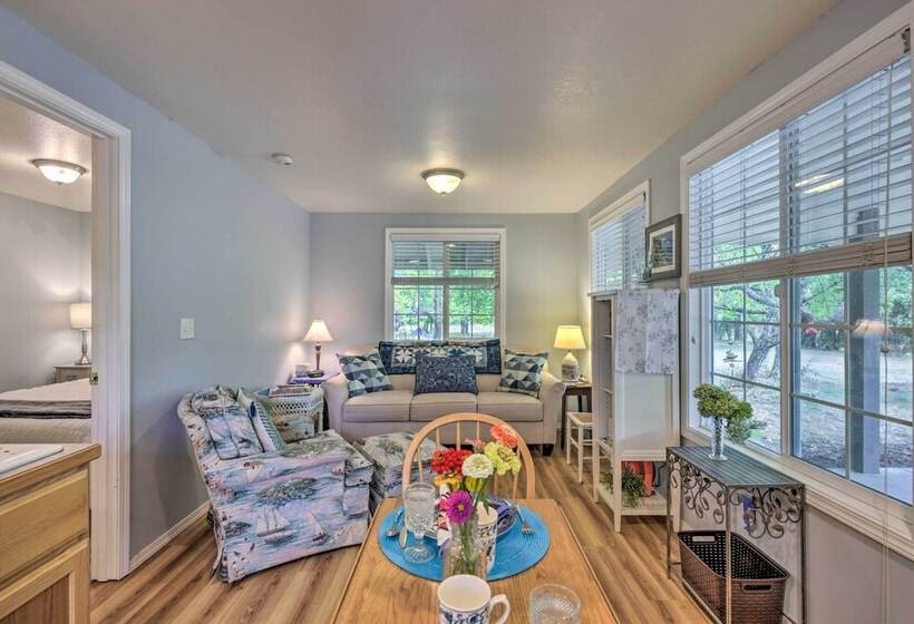 Cozy Cottage On Flower Farm W/ Baker Creek Views!