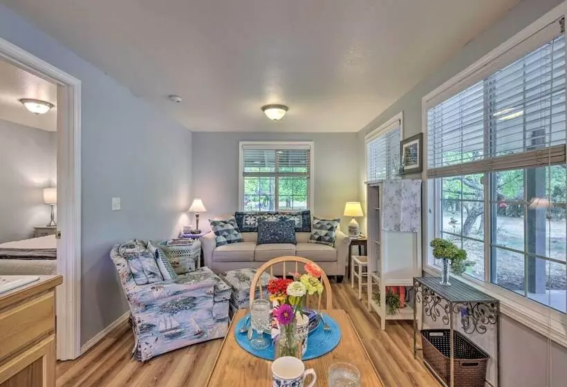 Cozy Cottage On Flower Farm W/ Baker Creek Views!