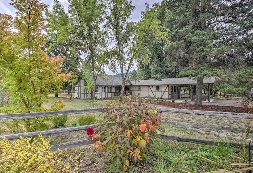 Cozy Cottage On Flower Farm W/ Baker Creek Views!