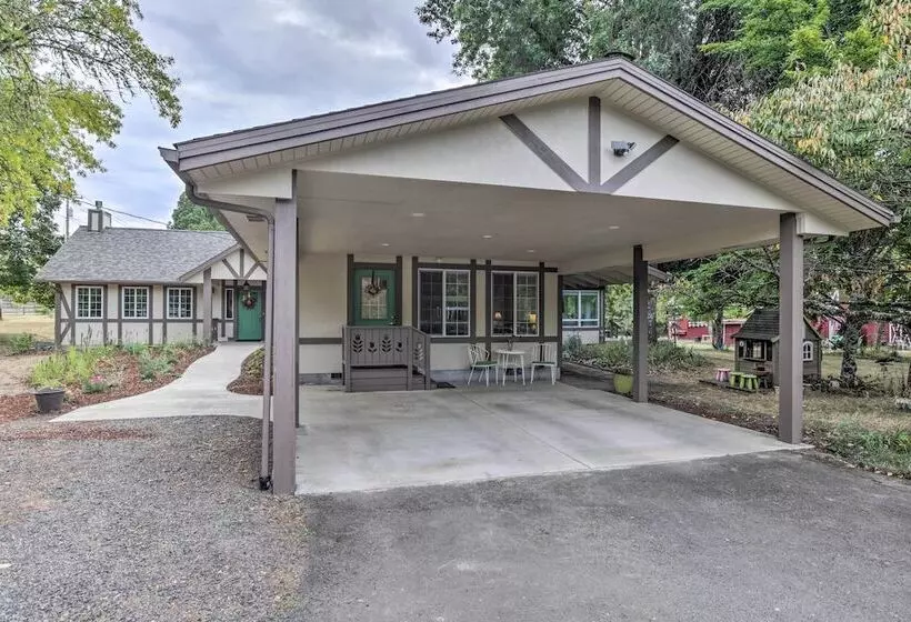 Cozy Cottage On Flower Farm W/ Baker Creek Views!