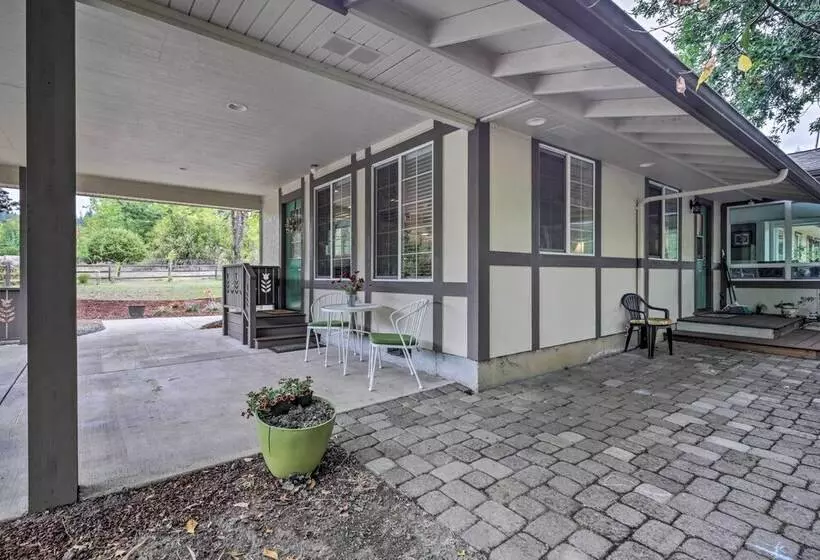 Cozy Cottage On Flower Farm W/ Baker Creek Views!