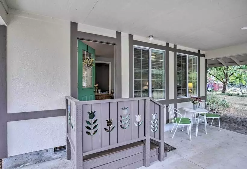 Cozy Cottage On Flower Farm W/ Baker Creek Views!